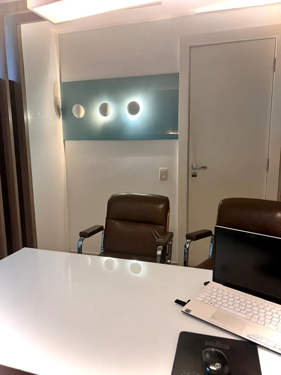 Sala de consulta, com mesa clara e cadeiras