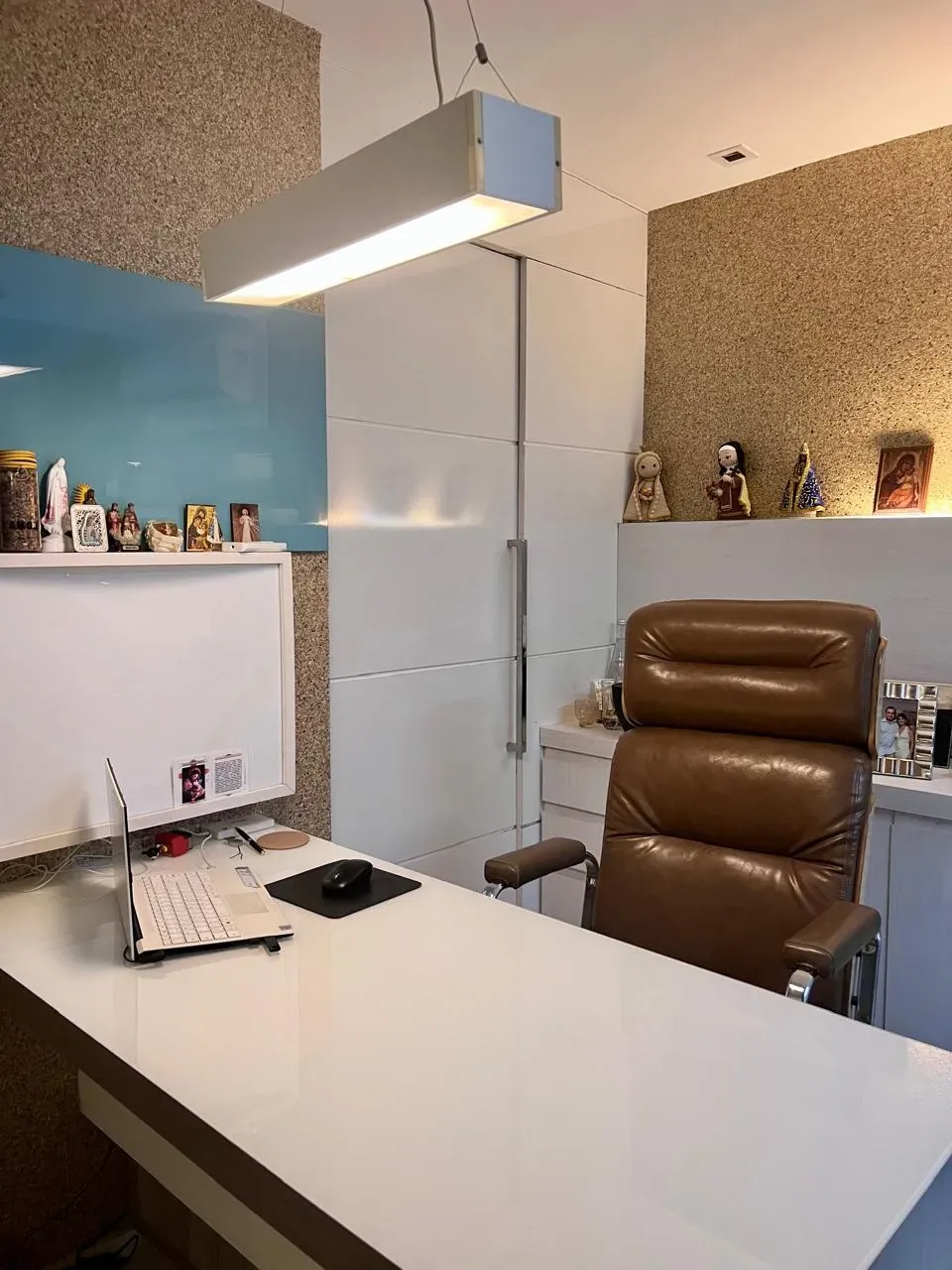 Sala de consulta, vista do lado da médica