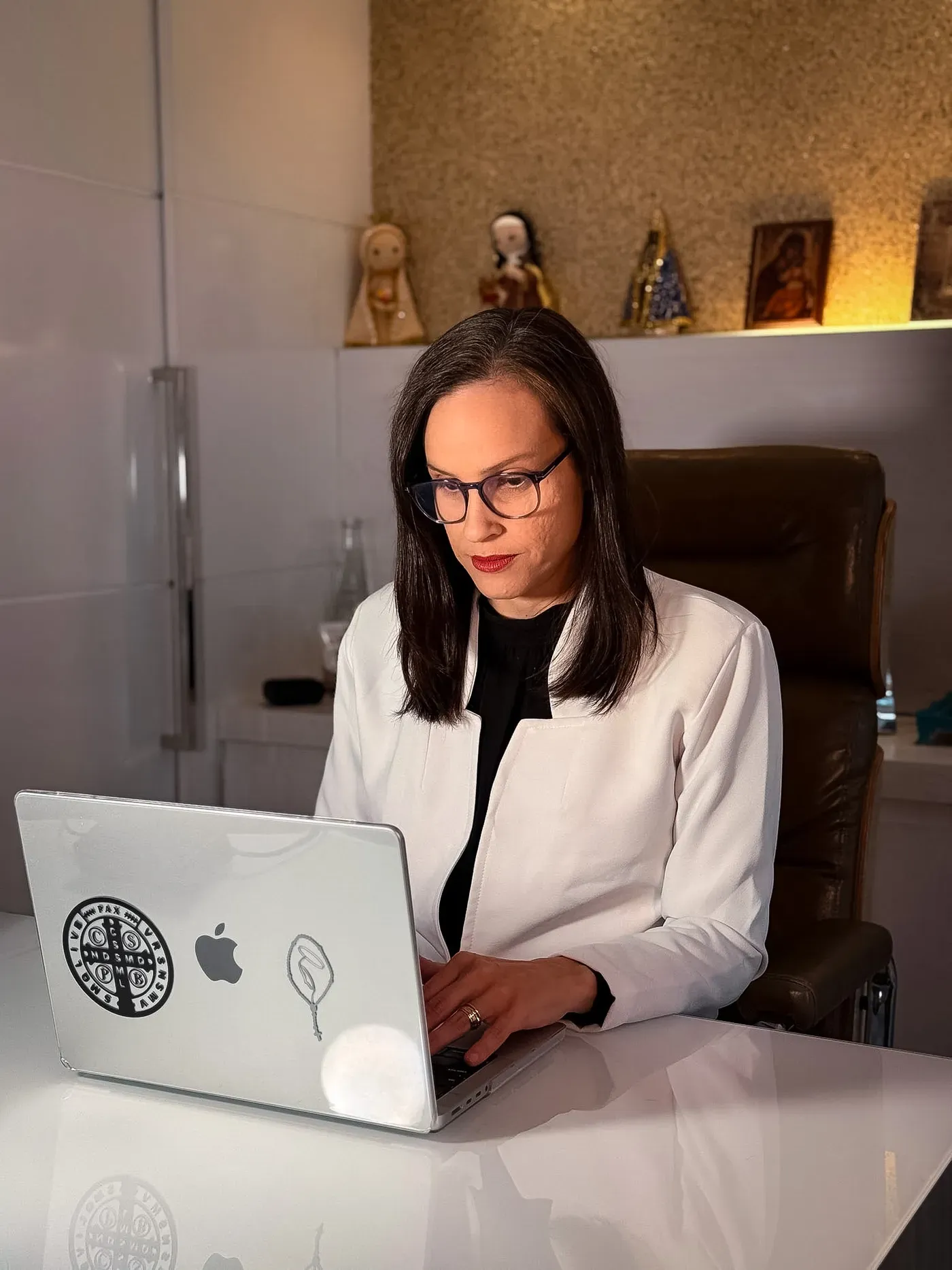 Dra. Lara Santiago trabalhando no consultório